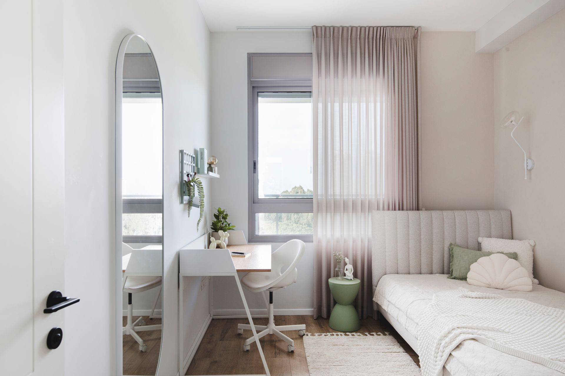 חדר ילדה קלאסי עם נגיעות צבע מנטה