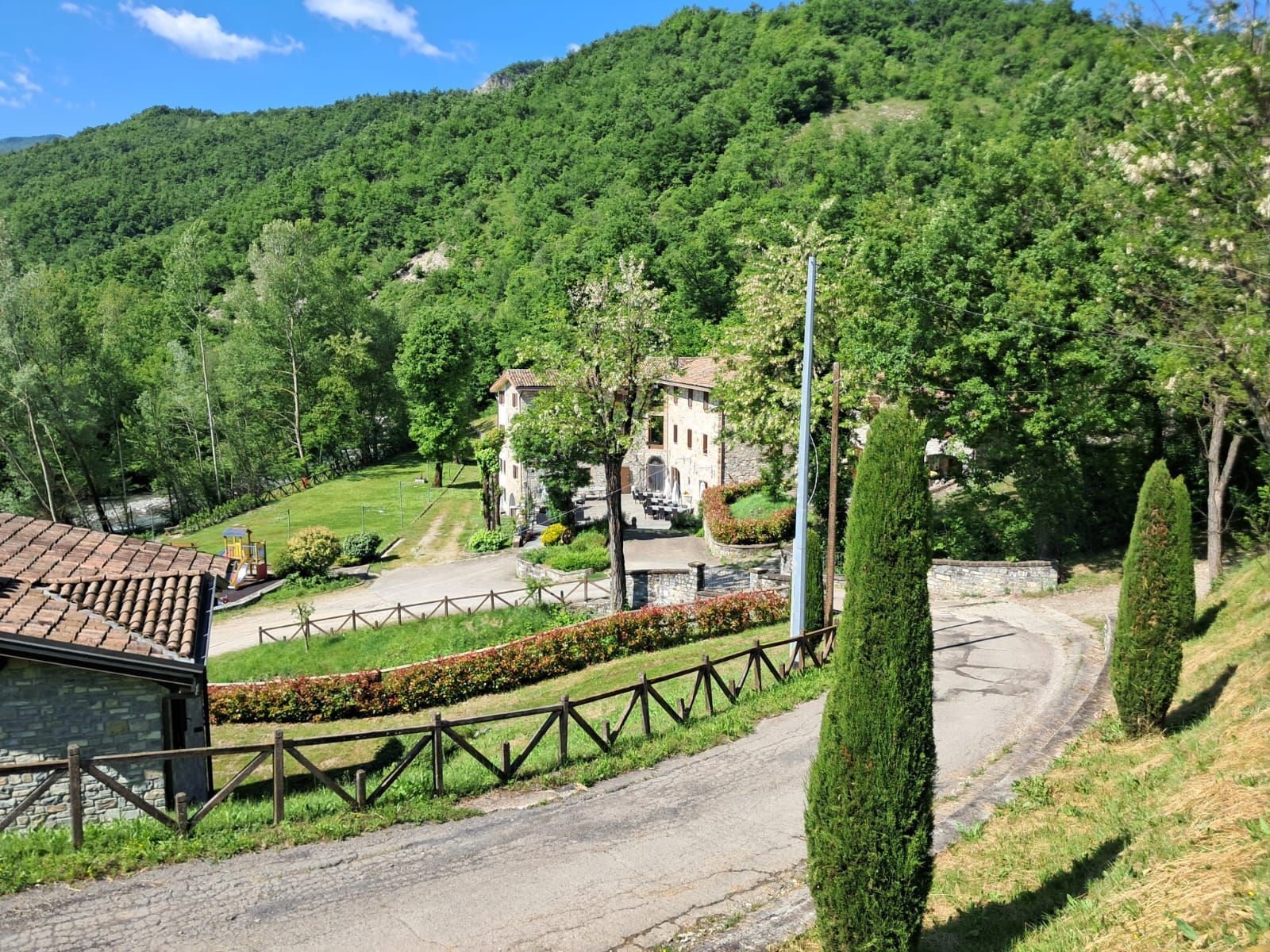 Lezione di Hatha e Yin Yoga con Shakti yoga Studio all'aperto