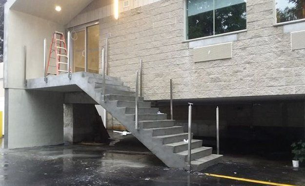a concrete staircase is being built on the side of a building