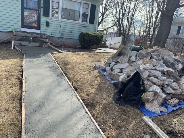 a concrete walkway is being built in front of a house