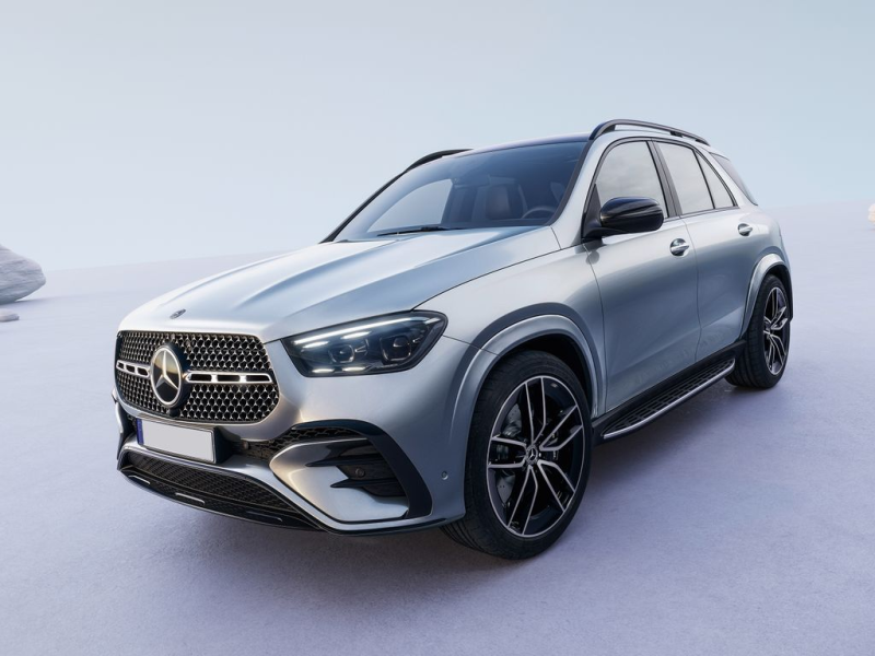 SUV Mercedes-Benz GLE argento su fondo innevato, vista frontale. Cerchi e finiture nere.