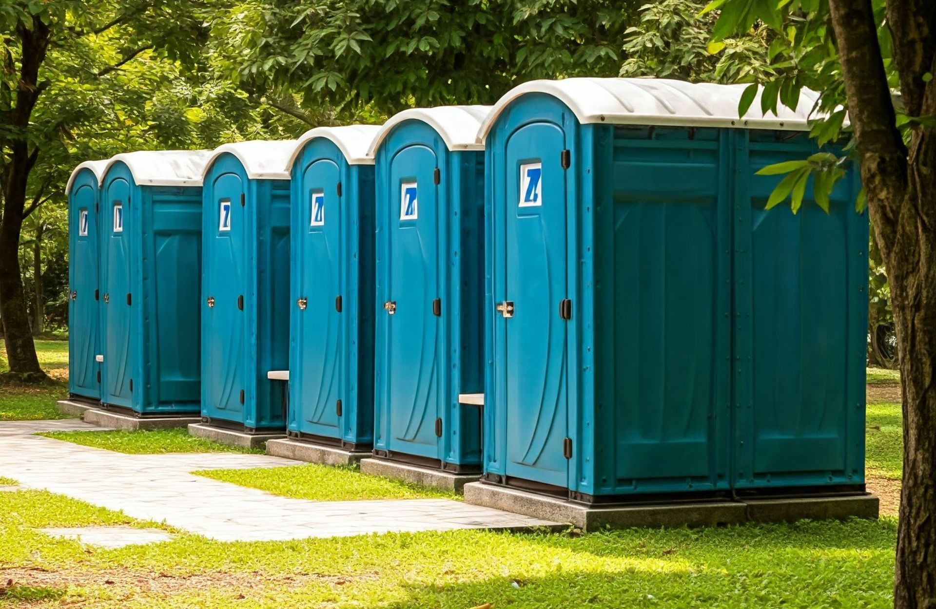 Row of clean and well-maintained porta potty rentals in Central Oregon