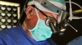 Primo piano del dottor Roggia durante intervento di urologia