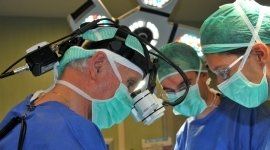 Dottor Roggia in sala operatoria con i membri del suo staff