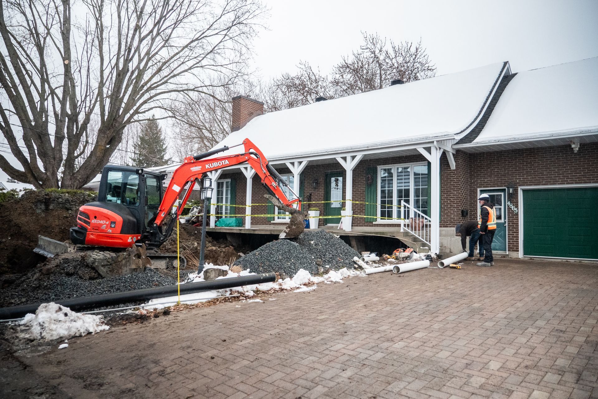 Un jardin arrière comprenant une maison grise avec une pergola en bois, un coin salon de jardin, un ensemble de salle à manger et une pelouse bien entretenue offrant une certaine intimité.