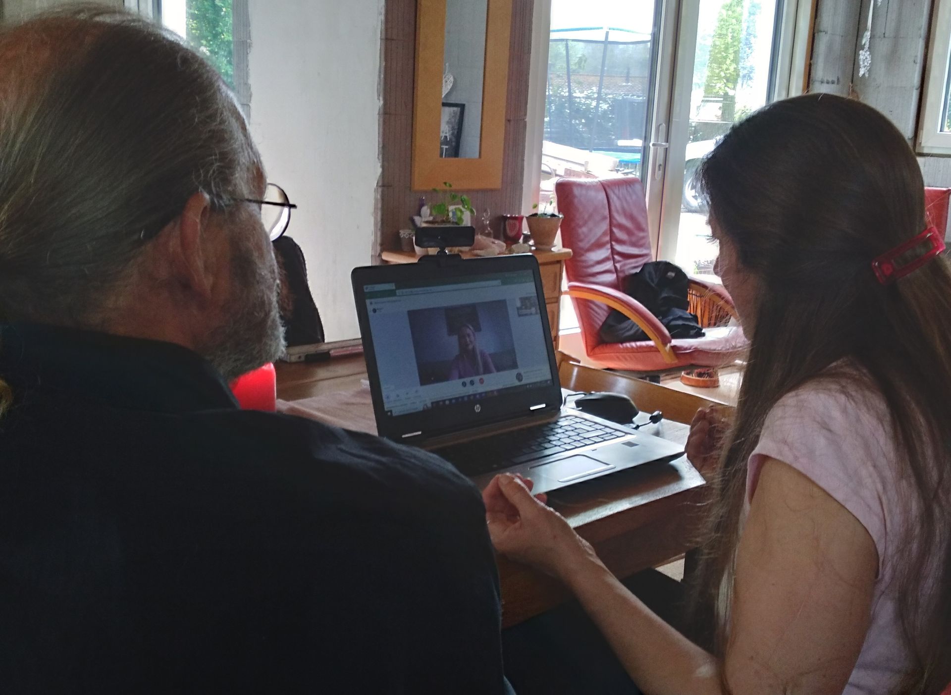 Een man en een vrouw kijken naar een laptopscherm