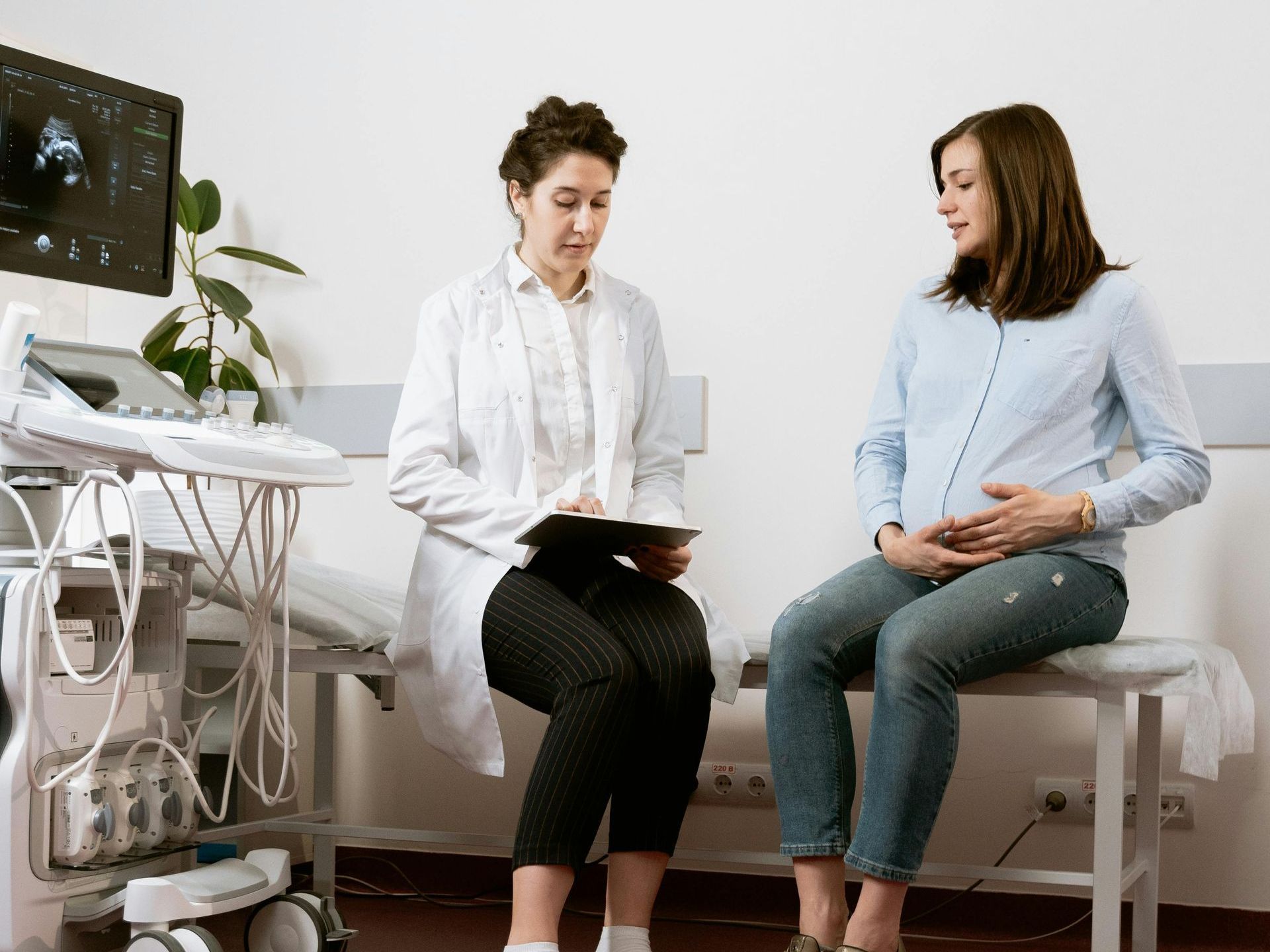 health professional talking to a pregnant woman