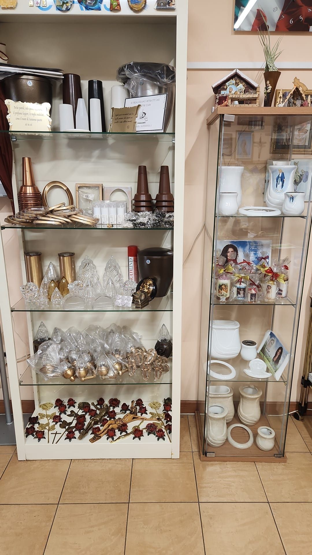 Due vetrine con articoli in ceramica e decorativi in ​​una corsia del negozio.