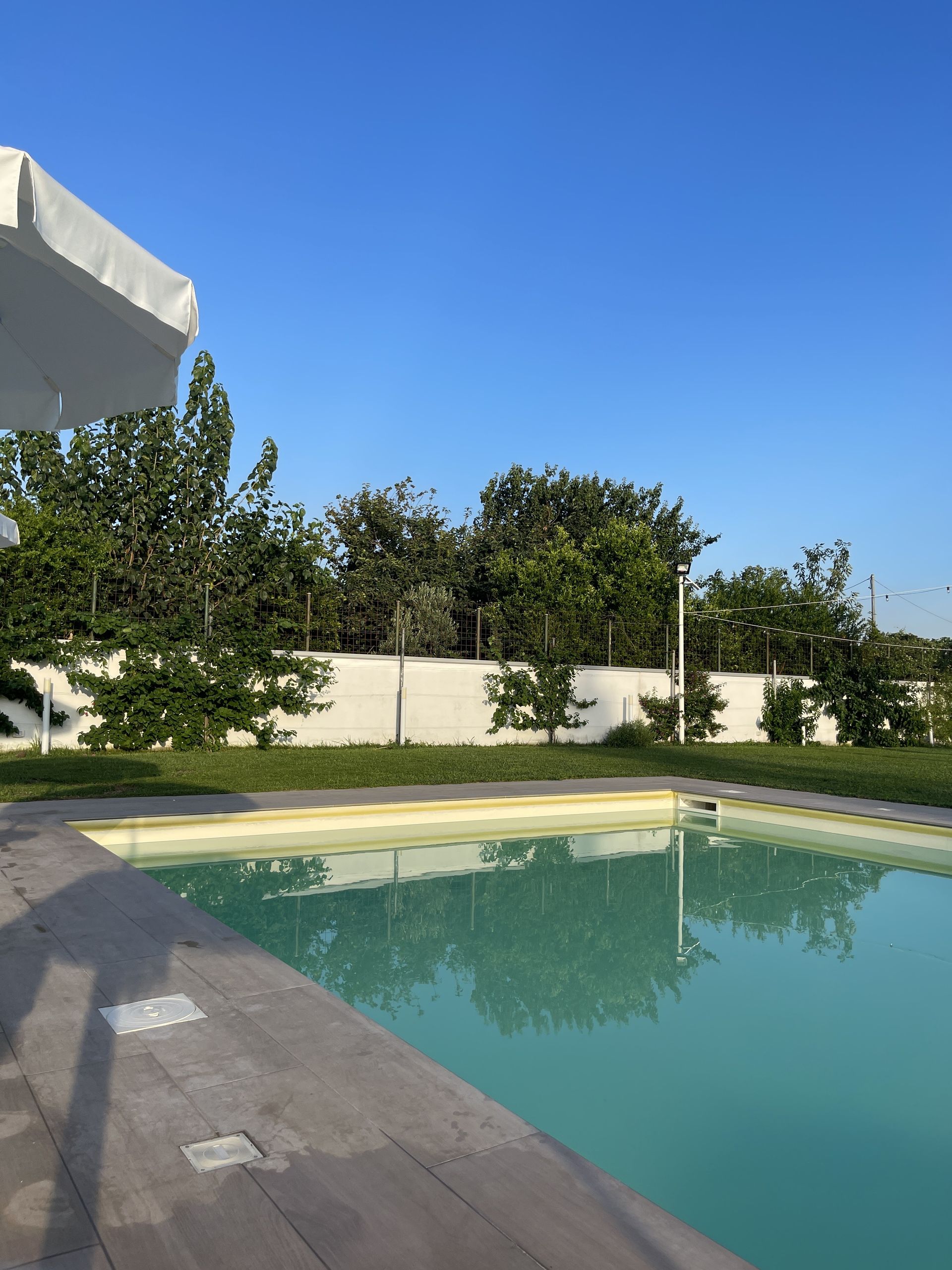 Sala per feste con giardino e piscina