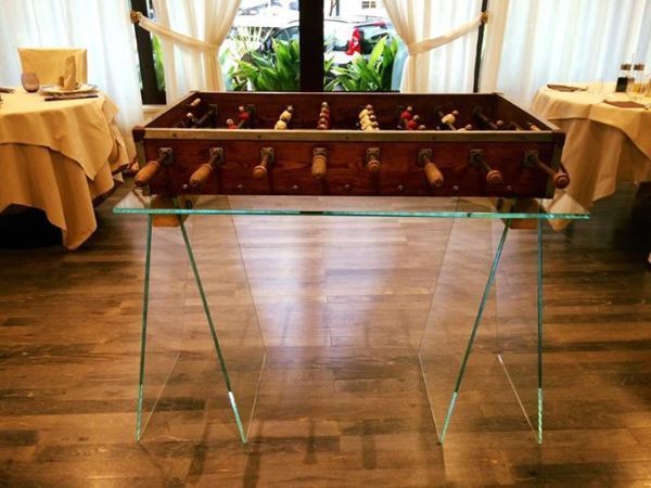 Tavolo in vetro con biliardino