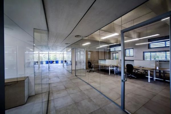 Pareti divisorie in vetro