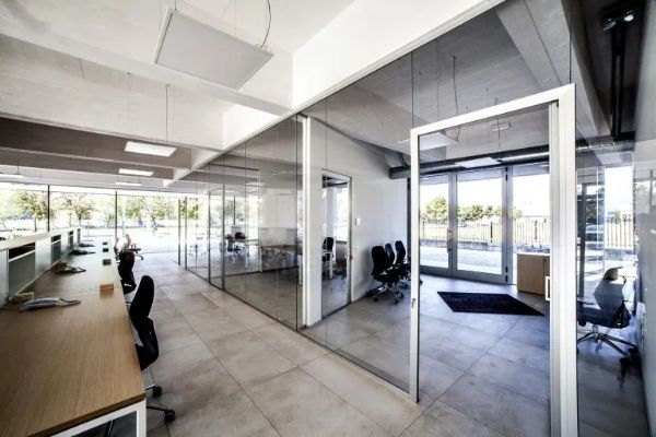 Pareti divisorie in vetro