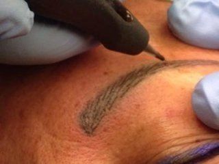 Sopracciglia con trucco semipermanente
