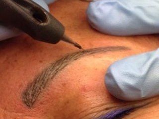 Sopracciglia con trucco semipermanente 2