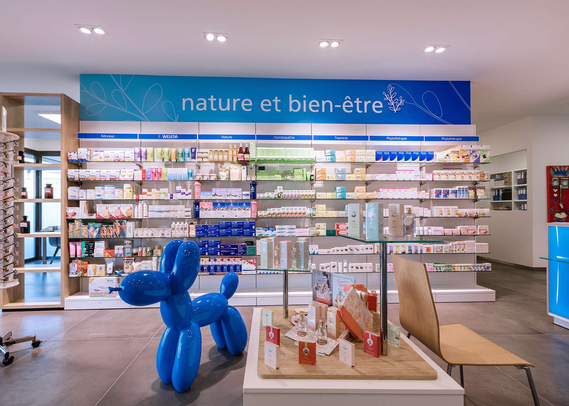 Intérieur de la pharmacie bleue