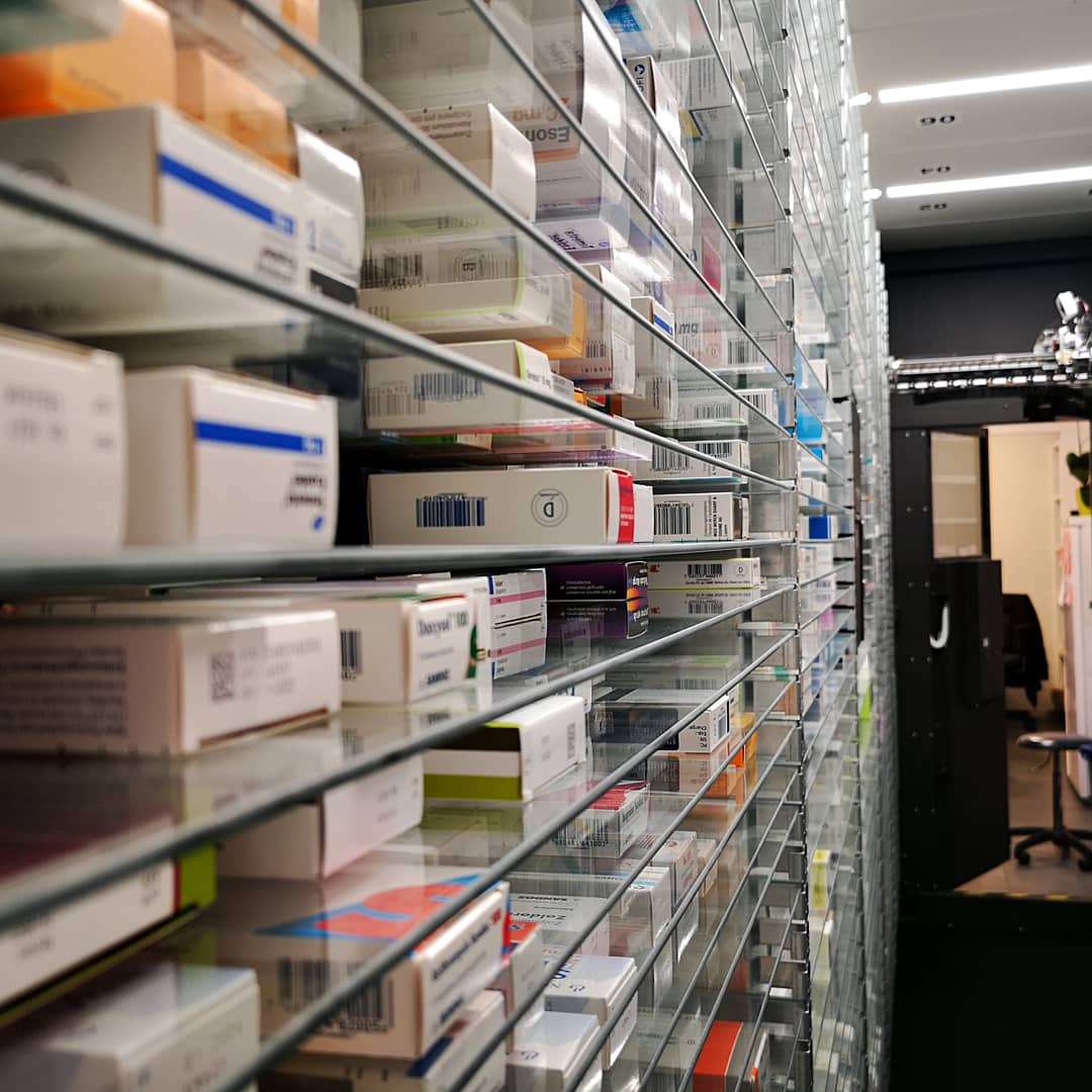 Étagères de médicaments dans la pharmacie bleue