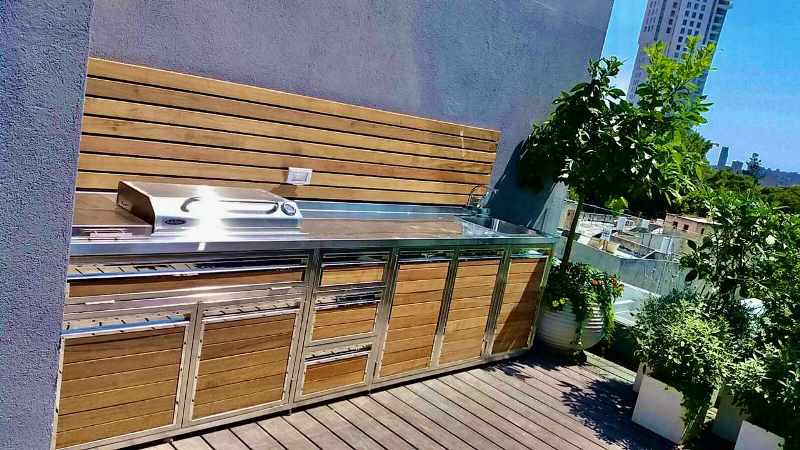 מטבח חוץ מנירוסטה במרפסת