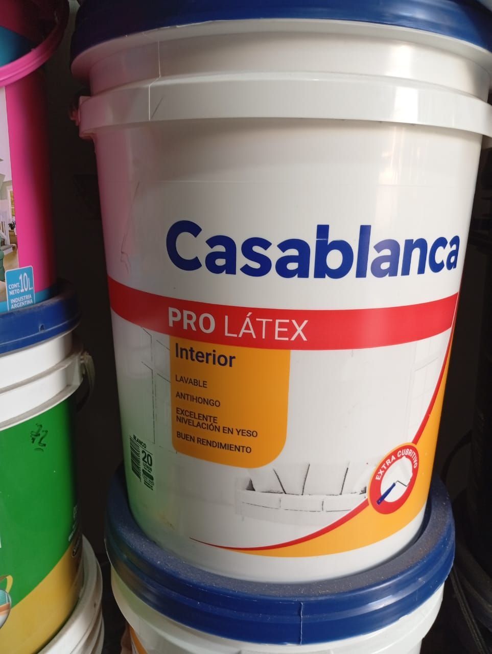 Un primer plano de un techo de metal corrugado.