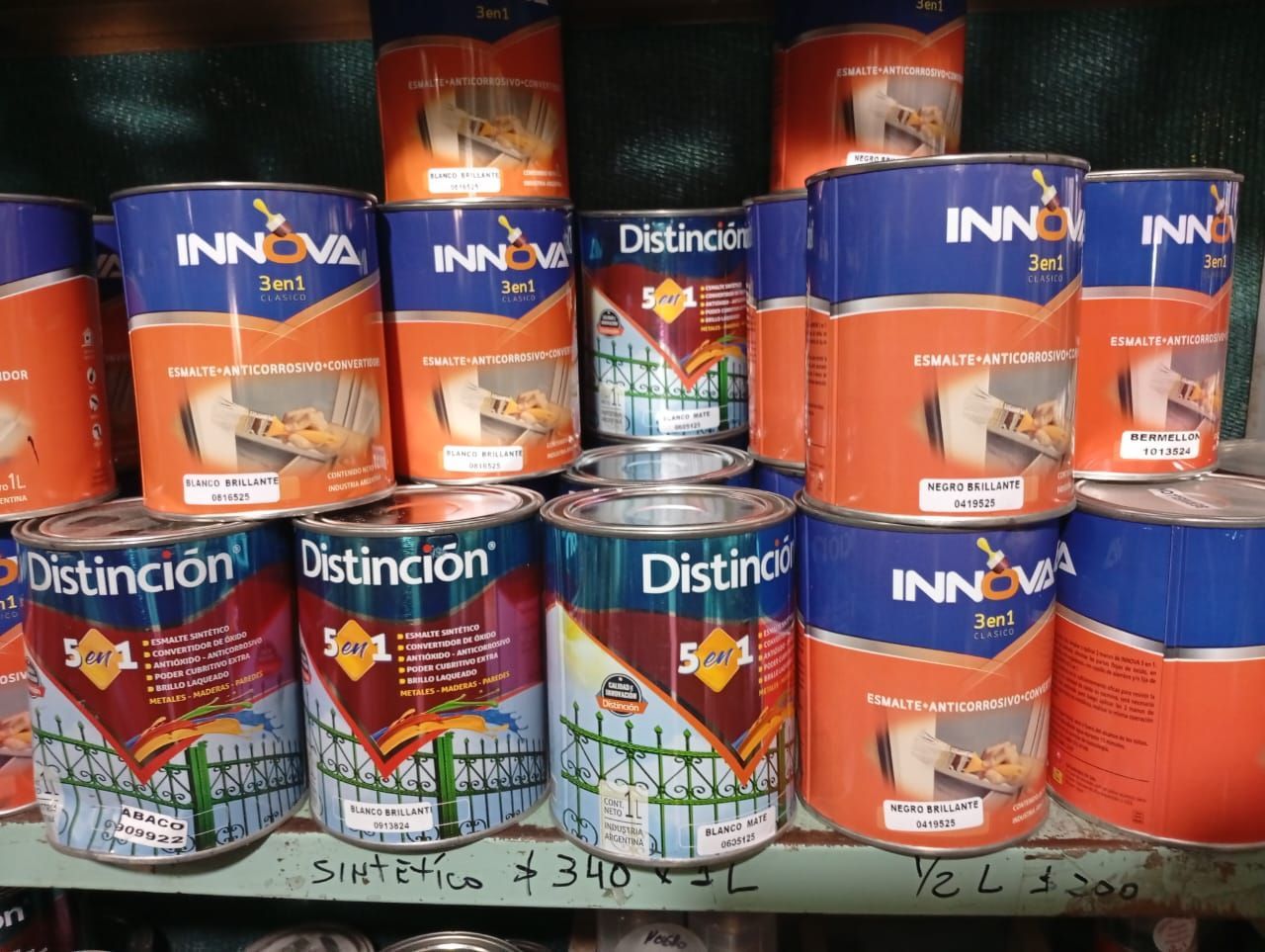 Una pila de tubos de metal apilados uno encima del otro en un almacén.