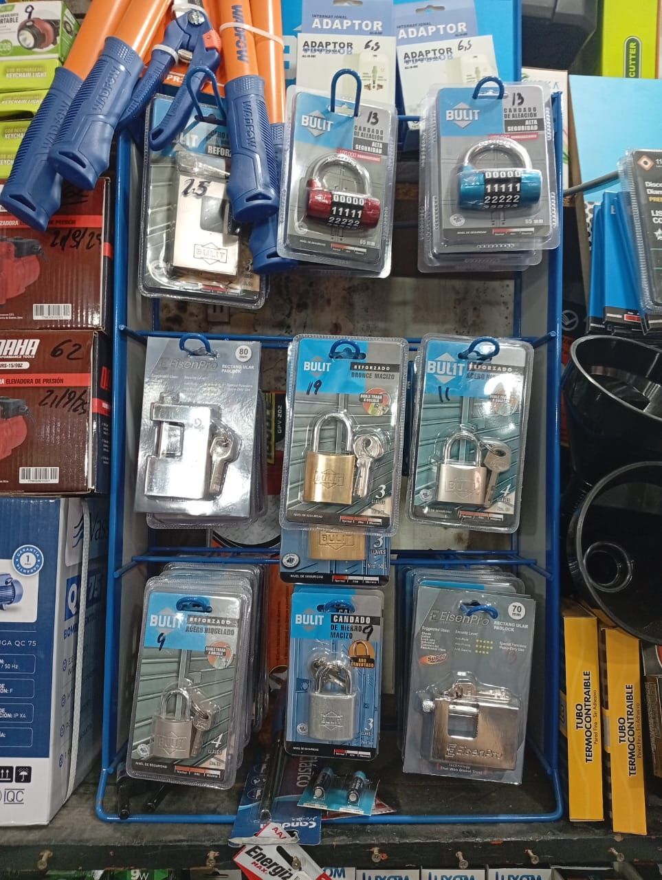 Un montón de llaves inglesas colgadas en una pared con un cartel que dice Bremen.