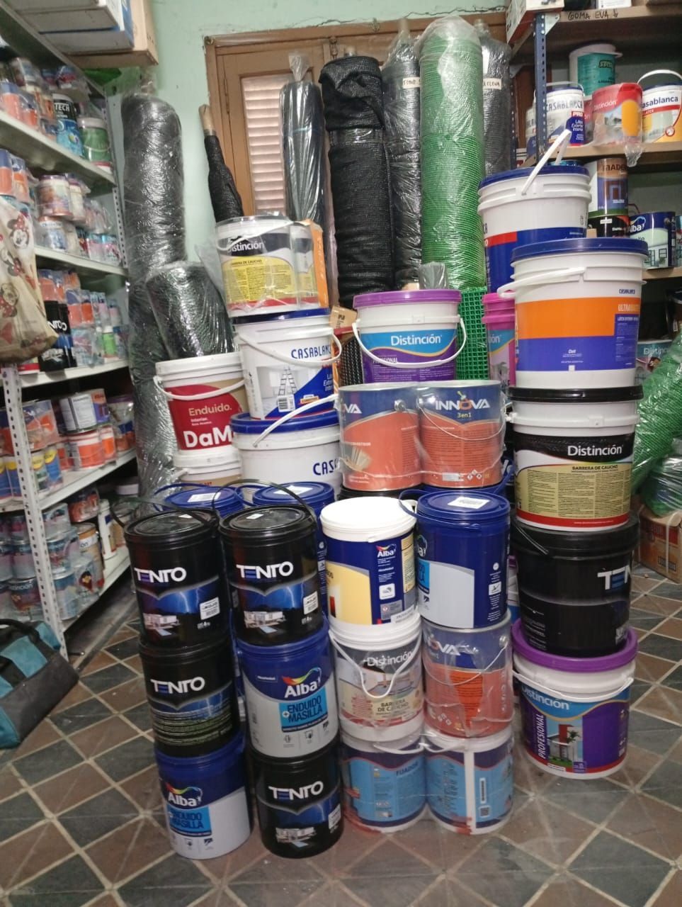 Un barril verde con la palabra salkor en él