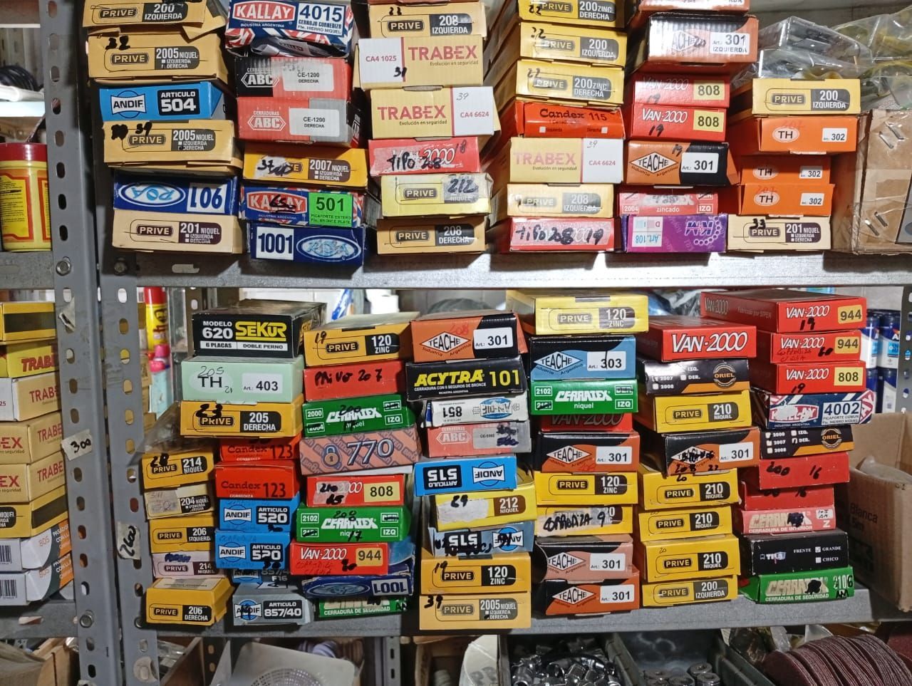 Un montón de vallas metálicas están apiladas una encima de otra en un almacén.