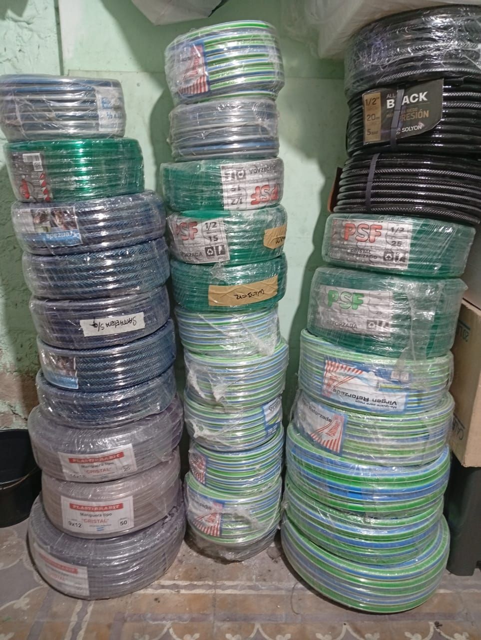 Un molinillo está colocado encima de una pila de cajas