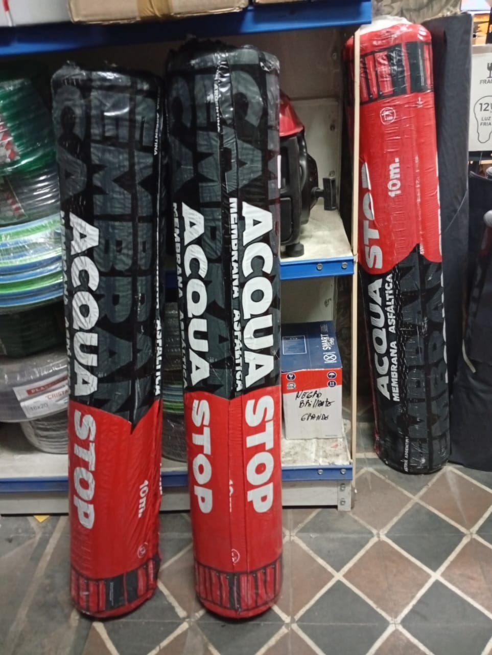 Una pila de tubos de metal apilados uno encima del otro en un almacén.