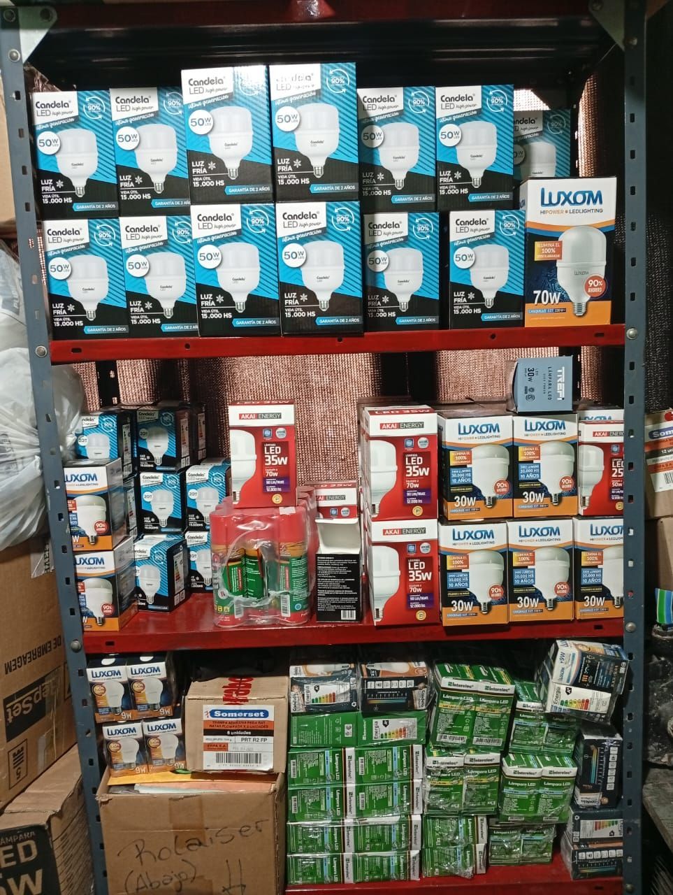 Un almacén lleno de muchos tubos de metal y una escalera.