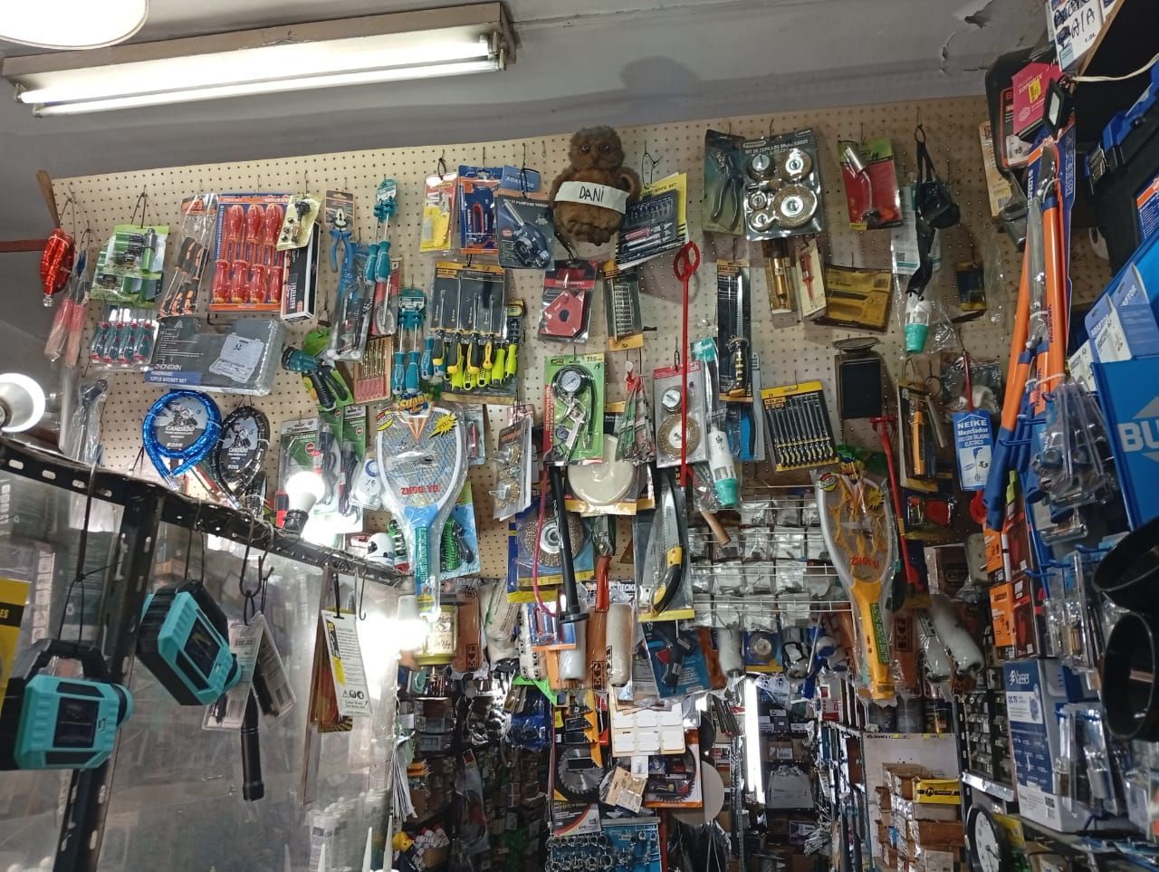 Una motosierra está junto a un taladro en una tienda.