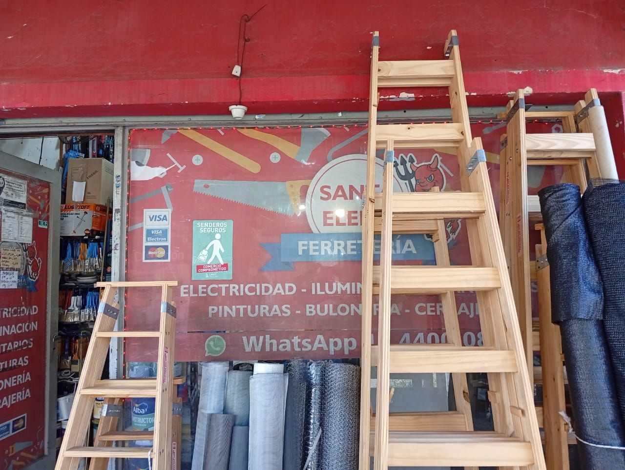 Un montón de barras de metal se apilan una encima de otra.