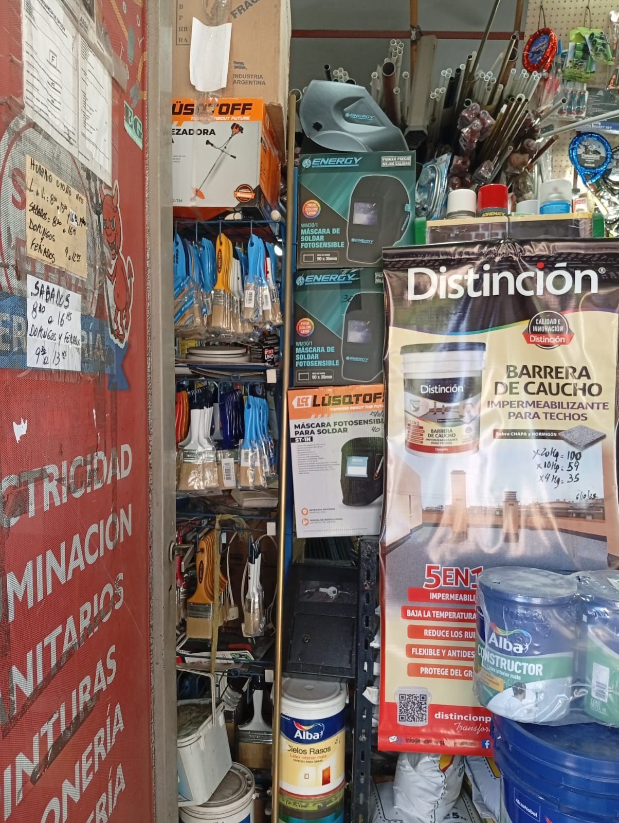 Un primer plano de una pila de malla de alambre.