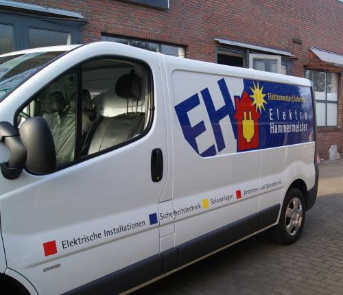 Weißer Lieferwagen mit dem Logo „EH Elektro Fammerne“, geparkt vor einem Backsteingebäude.