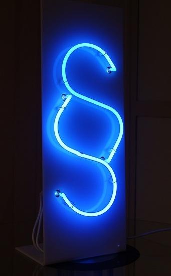 Blaues Neon-Paragraphensymbol auf weißem Hintergrund, möglicherweise ein dekoratives Licht.