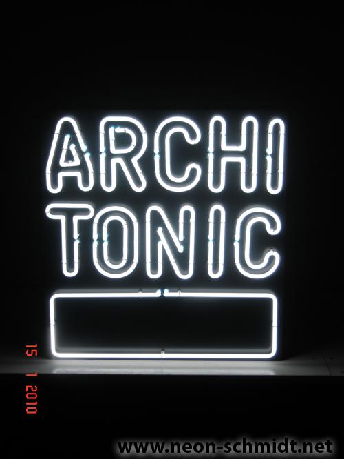 Weißes Neonschild mit der Aufschrift „ARCHITONIC“ auf schwarzem Hintergrund.