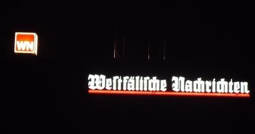 Leuchtreklame der Westfälischen Nachrichten mit dem Logo „WN“ in Rot und Weiß.