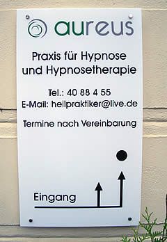 Schild für Hypnosepraxis „aureus“: Name, Telefon, E-Mail, „Termine nach Vereinbarung“ und Eingangsrichtung.