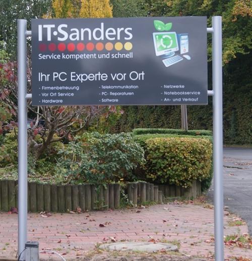 Schild für das Unternehmen IT-Sanders mit Logo, Dienstleistungen und „PC-Experte vor Ort“.