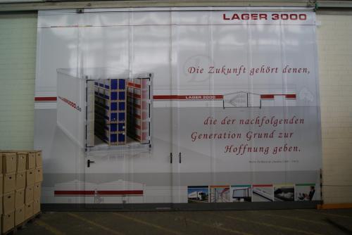 Schiebetür mit „LAGER 3000“ und deutschem Text, die ein Lagersystem präsentiert. Farben: Weiß, Rot und Blau.