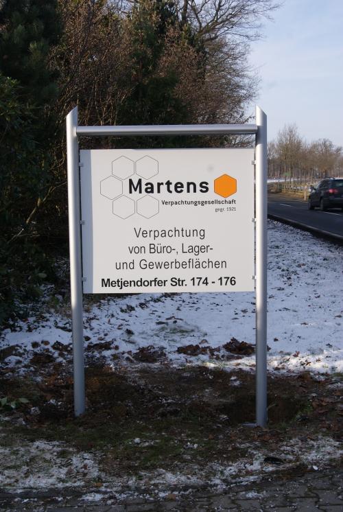Schild für Martens, Verpackung von Büro-, Lager- und Gewerbeflächen, mit Adresse.