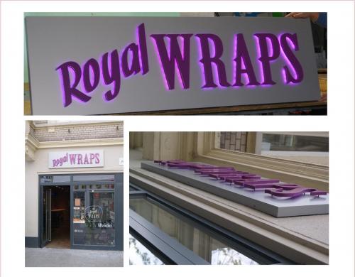 Royal Wraps-Beschilderung: leuchtende violette Buchstaben, Ladenfront und Modell.