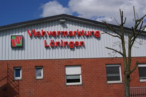 „Gebäude mit rotem Schild „Viehvermarktung Löningen“; 