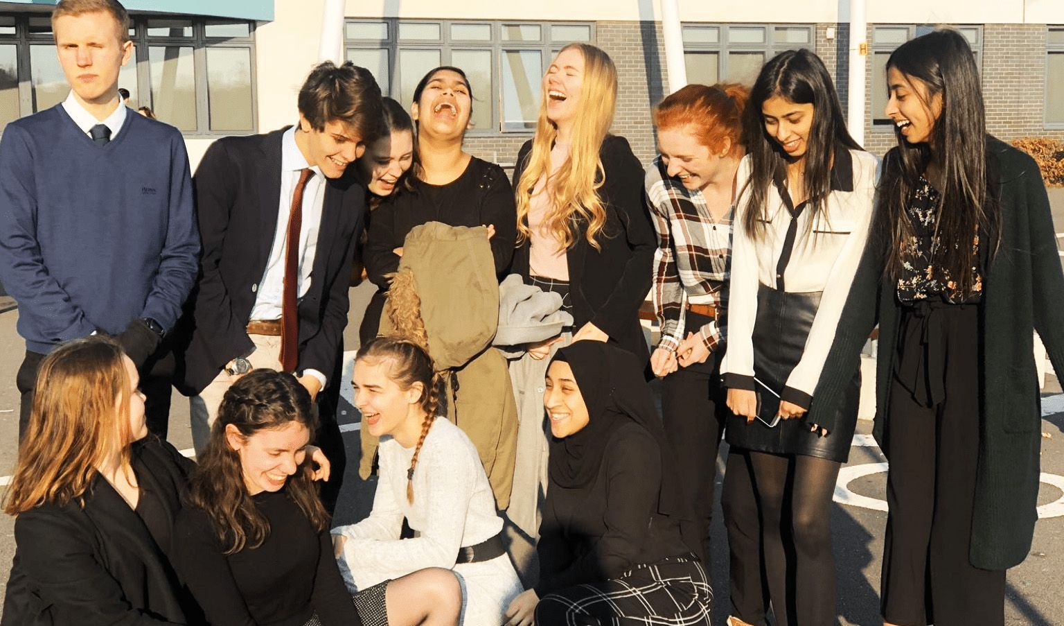 Groep vrienden op High School in Europa