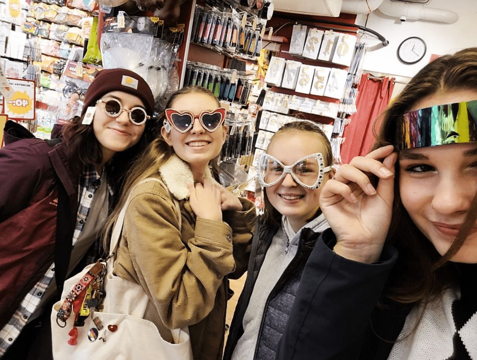 Groep vriendinnen aan het shoppen