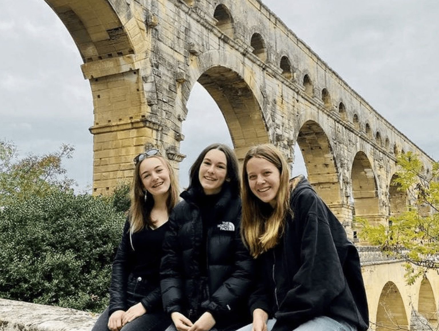 Drie vriendinnen bij oude brug