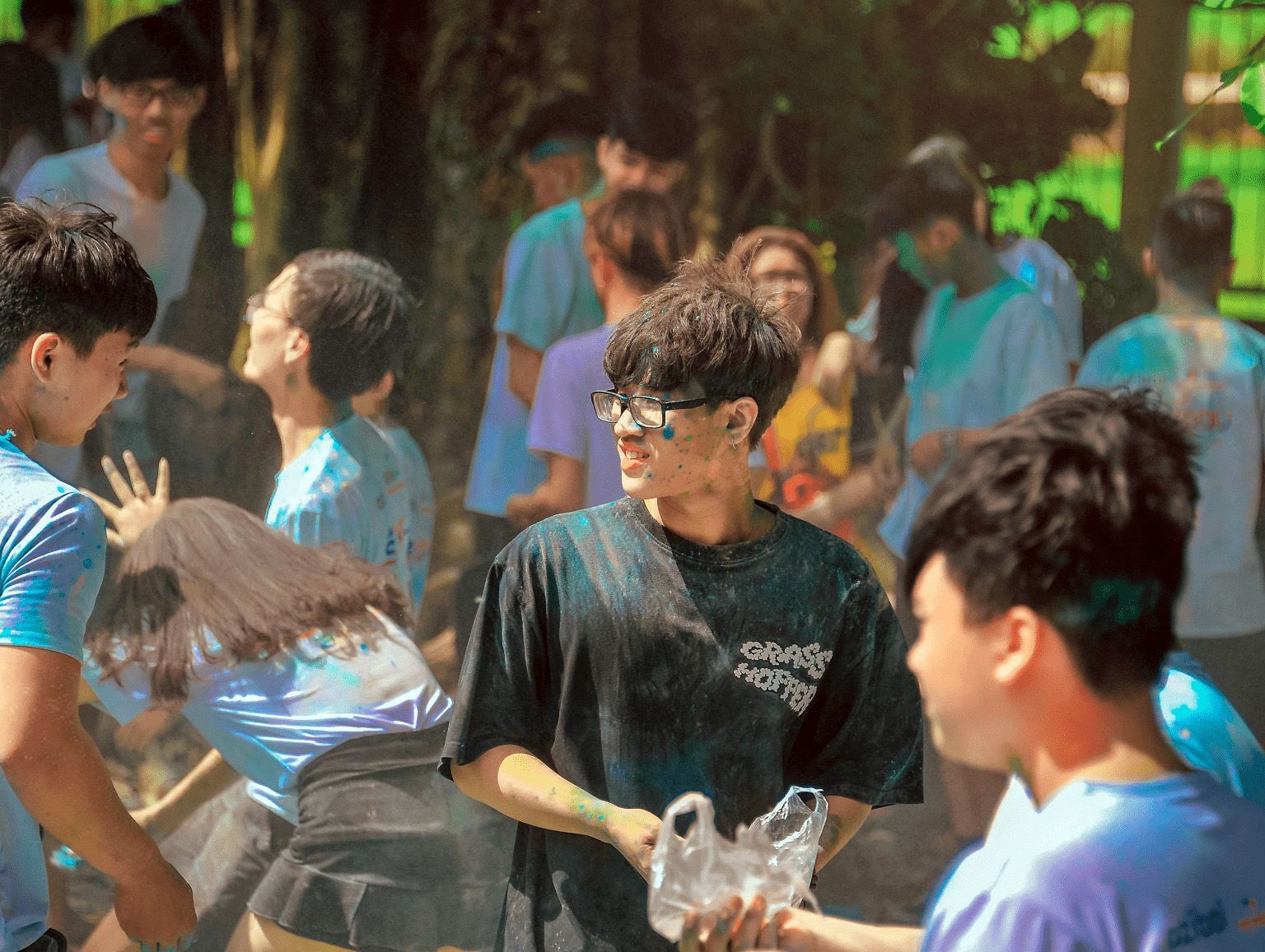 Een groep mensen staat rond een man die een plastic zak vasthoudt.
