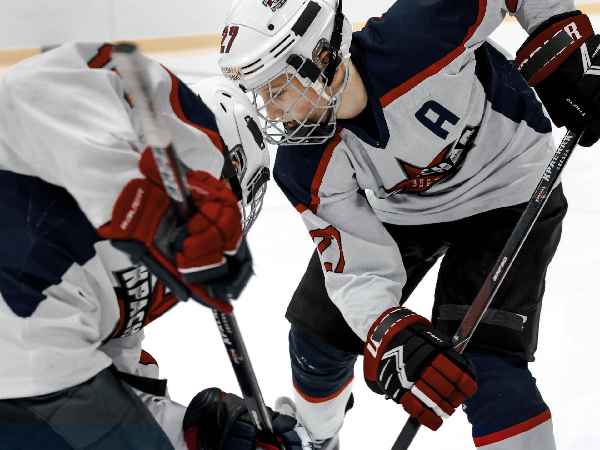 Twee jongens spelen ijshockey in Canada