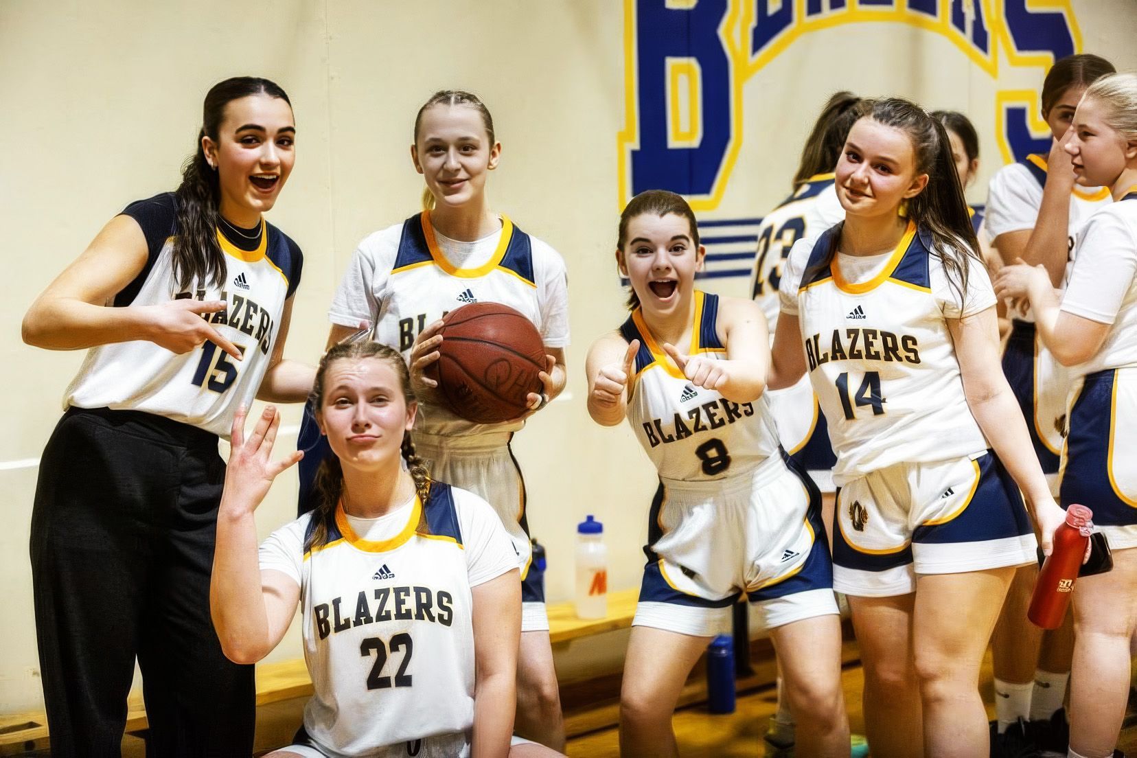 Damesbasketbalploeg poseert lachend in de camera