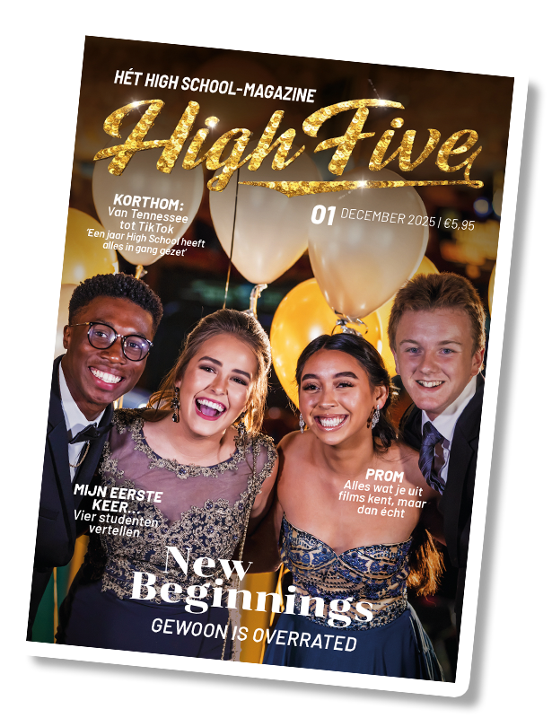 Een groep afgestudeerden staat op de cover van een tijdschrift genaamd High Five.