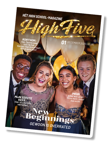 Een groep afgestudeerden staat op de cover van een tijdschrift genaamd High Five.